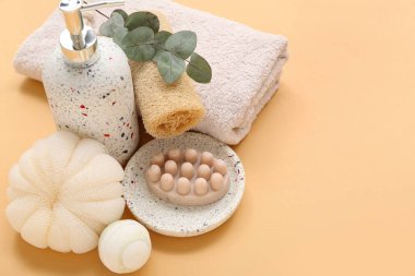 Renkli okaliptüs dallı banyo malzemeleri seti