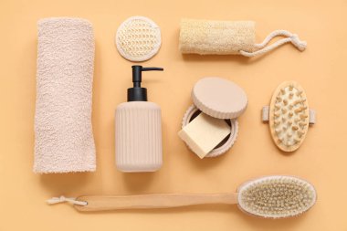 Masaj fırçalarıyla renklendirilmiş banyo malzemeleri.