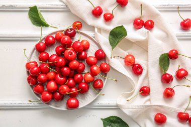 Beyaz arka planda tatlı kirazlı tabak