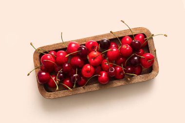 Bej arka planda tatlı kirazlı tahta