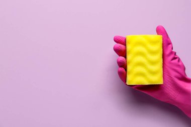 Lastik eldiven, sarı sünger ve leylak kaplama.