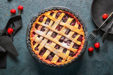 Koyu arkaplanda vişneli turta ile pişirme