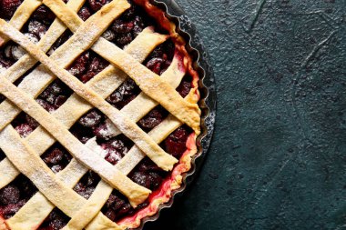 Koyu arkaplanda vişneli turta ile pişirme