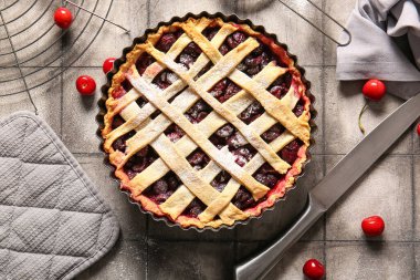 Gri fayanslı lezzetli vişneli turta pişirme