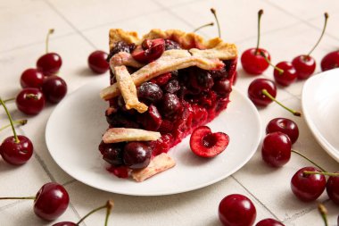 Beyaz fayanslı lezzetli vişneli turta tabağı.