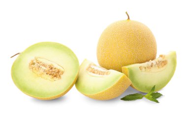 Tatlı kavunun yarısı beyaz arkaplanda nane şekeri