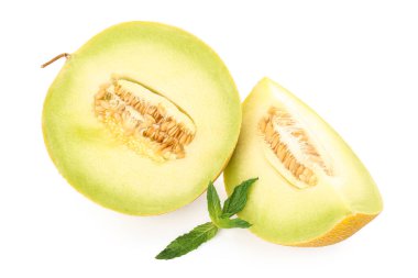 Beyaz arkaplanda naneli kavunun yarısı.
