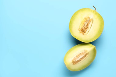 Mavi arkaplanlı tatlı kavunun yarısı