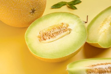 # Tatlı karpuz ve arkaplanda nane #