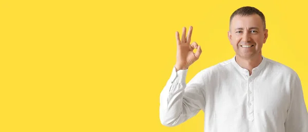 Mature Man Showing Gesture Yellow Background Space Text — Stock Photo, Image