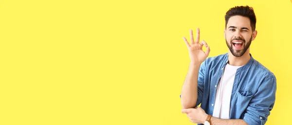 Glücklicher Junger Mann Zeigt Auf Gelbem Hintergrund Mit Platz Für — Stockfoto