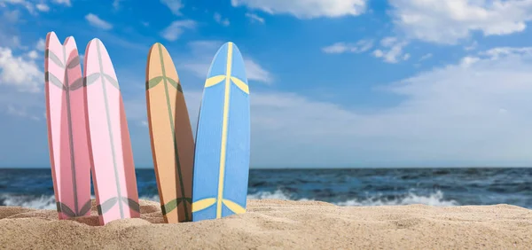 Kumsalda Bir Sürü Sörf Tahtası — Stok fotoğraf