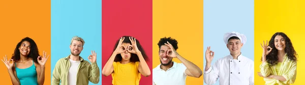 Renk Arkaplanında Iyi Niyet Göstergesi Gösteren Bir Grup Genç — Stok fotoğraf