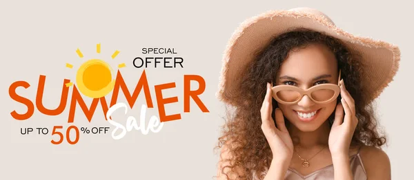 Плакат Летней Продажи Стильной Женщиной Солнцезащитных Очках Шляпе — стоковое фото