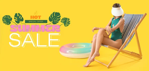 Plakát Summer Sale Fürdőruhás Nővel Tengerparti Széken — Stock Fotó