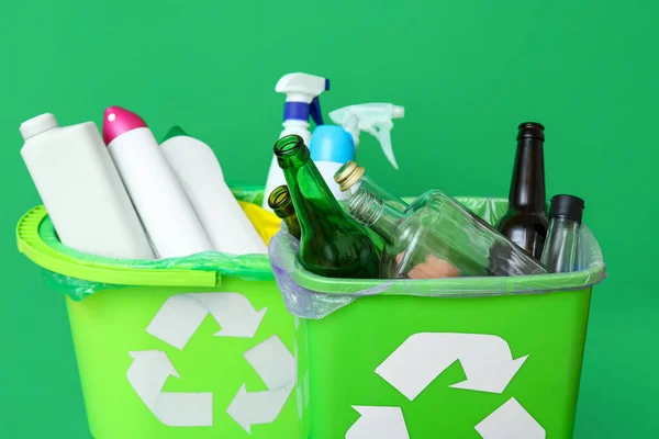Tempat Sampah Dengan Sampah Yang Berbeda Pada Latar Belakang Hijau — Stok Foto
