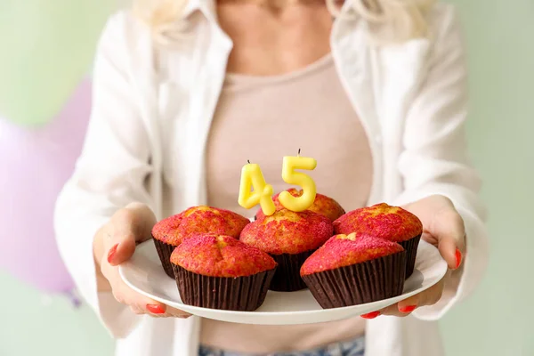 Mujer Madura Con Muffins Cumpleaños Sobre Fondo Verde Primer Plano — Foto de Stock