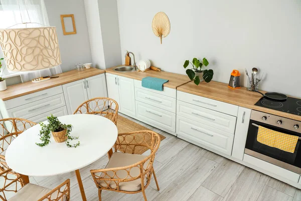 Interieur Van Lichte Keuken Met Witte Toonbanken Elektrische Oven Eettafel — Stockfoto