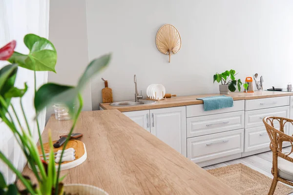 Dřevěná Deska Kuchyňským Nábytkem Nádobím Umyvadlem Talířem Interiéru Světlé Kuchyně — Stock fotografie