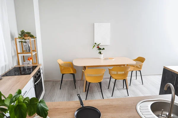 Interiér Moderní Kuchyně Dřevěnou Deskou Jídelním Stolem — Stock fotografie