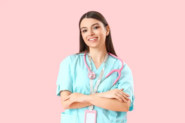 Femmina Stagista Medico Con Stetoscopio Sfondo Rosa — Foto Stock