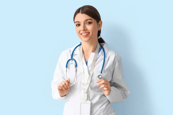Ärztin Mit Stethoskop Auf Blauem Hintergrund — Stockfoto