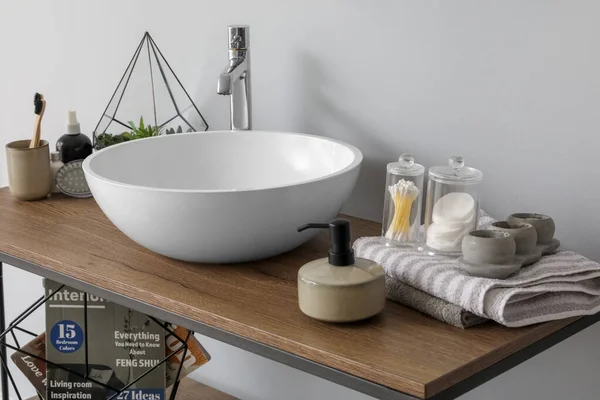 浴室里有洗脸盆 肥皂和浴室配件的桌子 — 图库照片