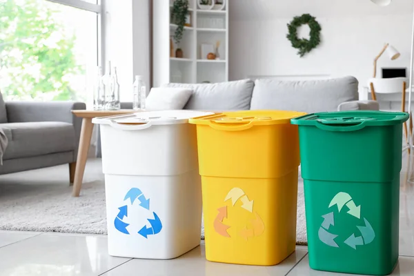 Recykling Pojemników Śmieci Salonie — Zdjęcie stockowe