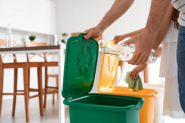 台所のごみ箱と家庭の分別ゴミ クローズアップ — ストック写真