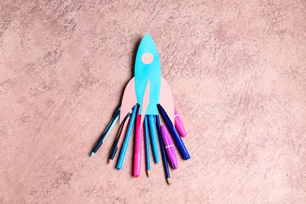 Foguete Papel Azul Com Canetas Lápis Marcadores Fundo Grunge Rosa — Fotografia de Stock