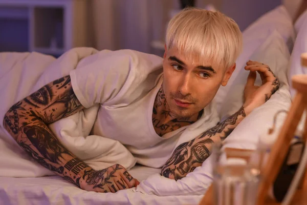 Ung Tatuerad Man Tittar Tid Sängen Natten — Stockfoto