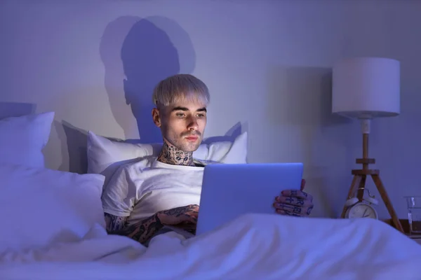 Ung Tatuerad Man Använder Laptop Sängen Natten — Stockfoto