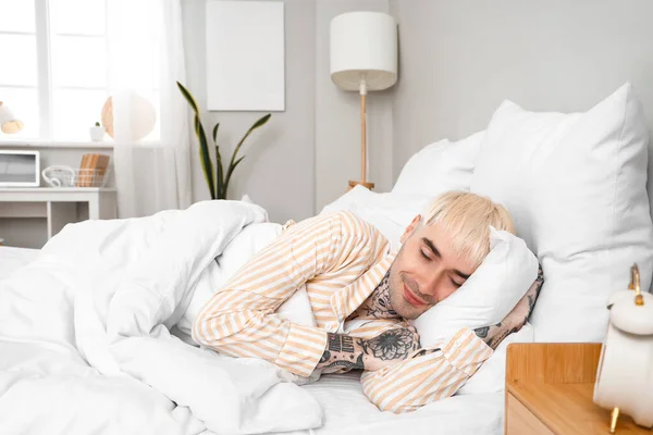 Ung Tatuerad Man Sover Sovrummet — Stockfoto
