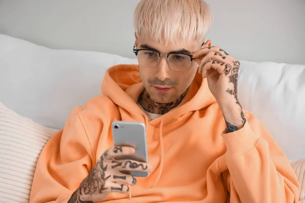 Ung Tatuerad Man Med Glasögon Med Mobiltelefon Sovrum Närbild — Stockfoto