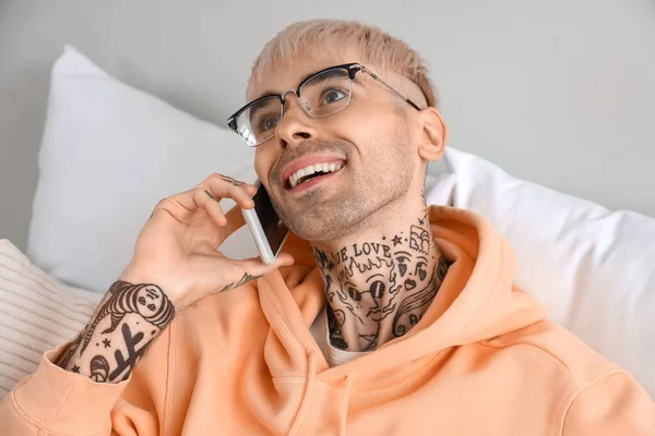 Ung Tatuerad Man Med Glasögon Talar Med Mobiltelefon Sovrummet — Stockfoto