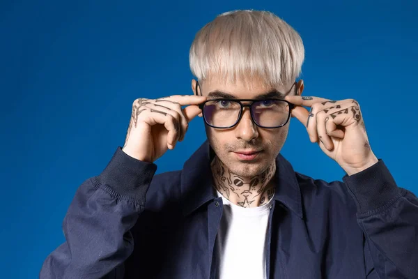 Ung Tatuerad Man Glasögon Blå Bakgrund — Stockfoto