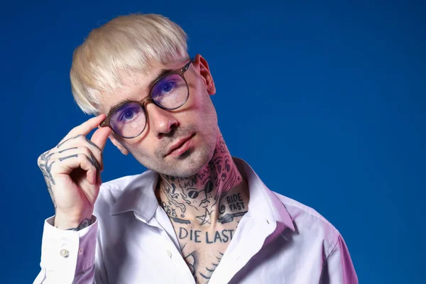 Ung Tatuerad Man Glasögon Blå Bakgrund Närbild — Stockfoto