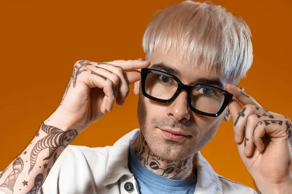 Ung Tatuerad Man Snygga Glasögon Färg Bakgrund Närbild — Stockfoto