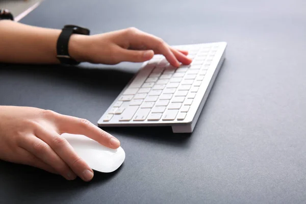 Female Programmer Using Computer Keyboard Mouse Dark Background Closeup — Stock Photo, Image