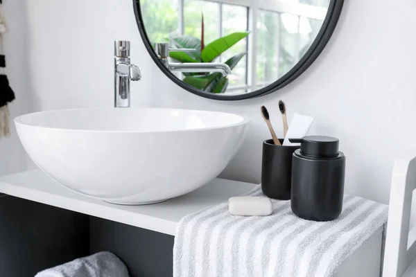Sink Bowl Sabun Bar Handuk Dan Cangkir Dengan Sikat Gigi — Stok Foto
