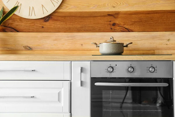 Modern Oven Listrik Dengan Panci Memasak Dekat Dinding Kayu — Stok Foto