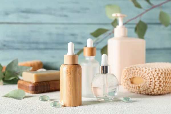 Butelki Produktów Kosmetycznych Mydło Gąbka Tle Koloru Zbliżenie — Zdjęcie stockowe