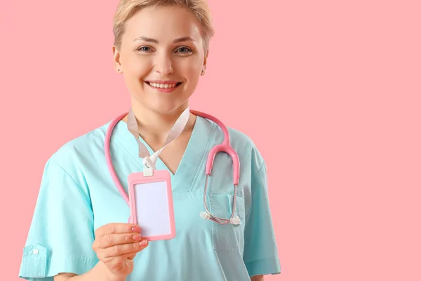 带着粉色背景徽章的女实习医生 特写镜头 — 图库照片