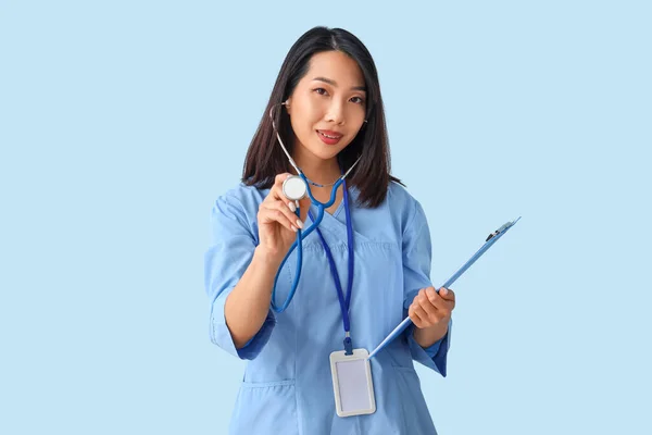 Estagiária Médica Asiática Feminina Com Estetoscópio Prancheta Fundo Azul — Fotografia de Stock