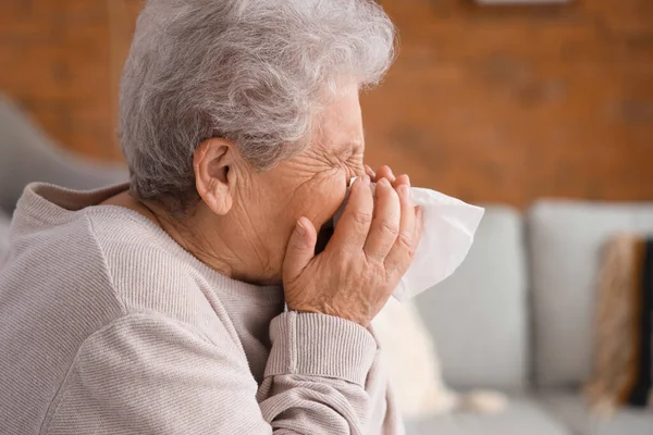 Sjuk Äldre Kvinna Med Vävnad Hemma Närbild — Stockfoto