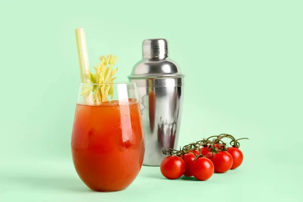 Glas Bloody Mary Met Selderij Shaker Groene Achtergrond — Stockfoto