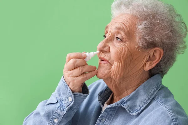 Нездоровая Пожилая Женщина Носовыми Капельками Зеленом Фоне Крупный План — стоковое фото