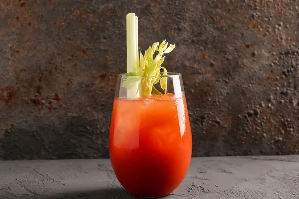 Gri masada kerevizli bir bardak Bloody Mary.