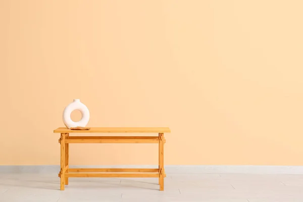 Holztisch Mit Leerer Vase Nahe Beiger Wand — Stockfoto