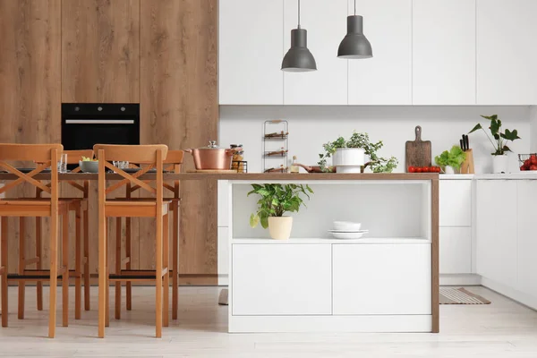 Interieur Van Moderne Keuken Met Eilandtafel Witte Toonbanken — Stockfoto
